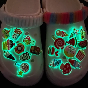 1Vnt Šviečiantys žėrintys Croc Charms PVC batai Dekoravimas Mieli maisto aksesuarai urmu vaikams Suaugusiųjų batai Šlepetės Sandalai