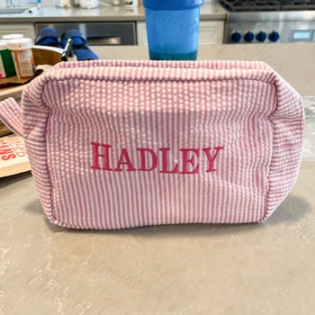 Asmeninis vardas Seersucker dryžuotas makiažo krepšys Moterų kelionių nešiojamas tualeto reikmenų krepšys Individualus siuvinėjimo pavadinimas Makiažo laikymo krepšiai