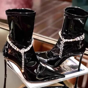 Black Patent Leather Crystal Chaon kulkšnies batai Smailūs kojų batai moterims Ploni aukštakulniai Seksualūs batai 2023 Zapatos Para Mujere