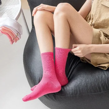 College Style Women s Mid Blauzdos kojinės su nugara siuvinėtomis raidėmis 3 kvėpuojančios ir prakaitą sugeriančios rožinės trumpos kojinės