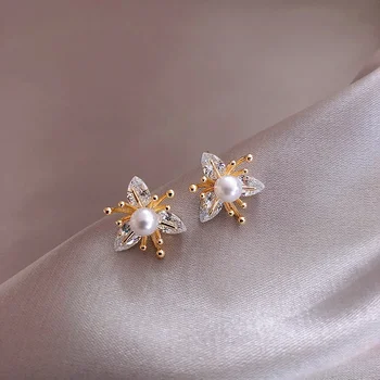 Korėjiečių naujo dizaino mados papuošalai variu inkrustuotas cirkonas trys žiedlapių gėlių auskarai elegantiškas perlų moterų kasdieniai laukiniai auskarai