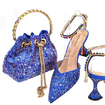 Naujausi INS stiliaus batai ir krepšiai Gražūs ir kilnūs moteriški batai ir krepšys, papuošti dideliais lankais Vakarėlių sandalai