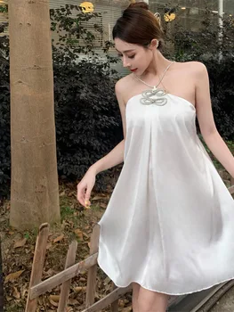 prancūzų seksuali elegantiška pažangi balta satino temperamento grandinėlė kabanti kaklo suknelė moterys lygus lankas trumpas perlas šviesiai baltas VE8Z