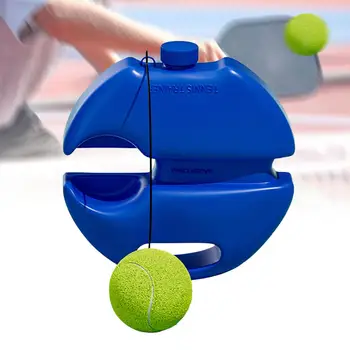 Teniso trenerio atšokęs kamuolys su styginių savarankiškai praktikuojančiomis teniso treniruotėmis