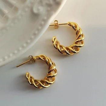 Vintažiniai prancūziški tuščiaviduriai susukti C formos lankelio auskarai Lygūs aukso spalvos metalo iškraipymai Susipynę sukrauti Huggie ausų papuošalai