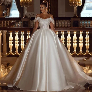 Žavingas satinas A-Line grindų ilgio vestuvinė suknelė nuo peties su klostėmis Nuotakos trumpomis rankovėmis V-Neck Custom Made chalatai